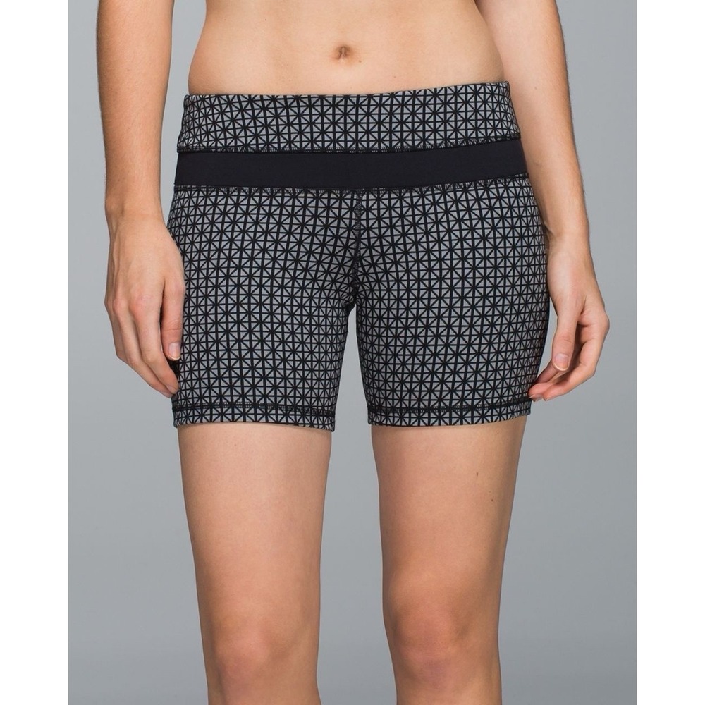Lululemon Groove Short Full On Luon Tri Geo Silver Spoon Print Size 4